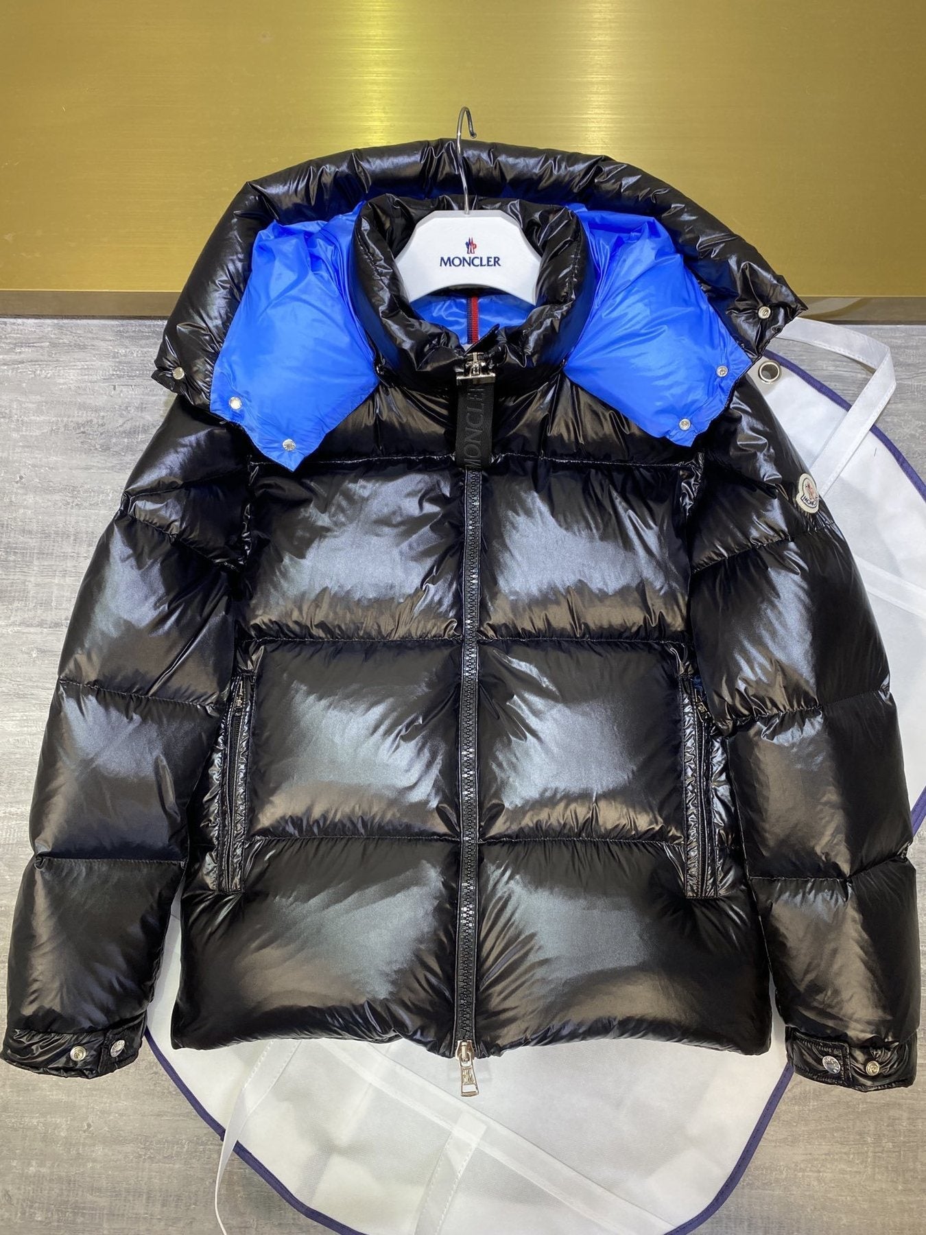 Moncler Contrast-Lined Hooded Puffer Coat — front