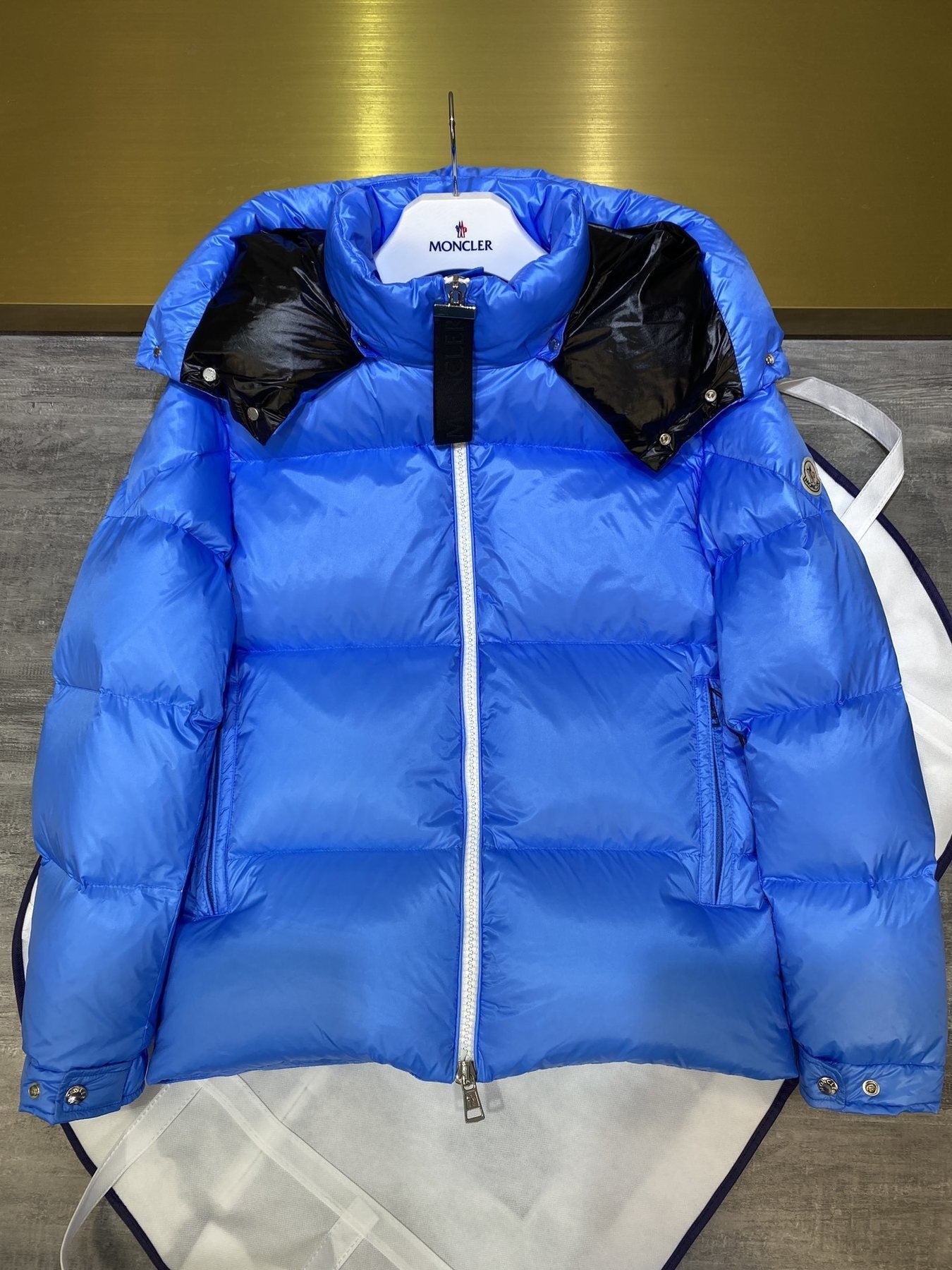 Moncler Contrast-Lined Hooded Puffer Coat — front