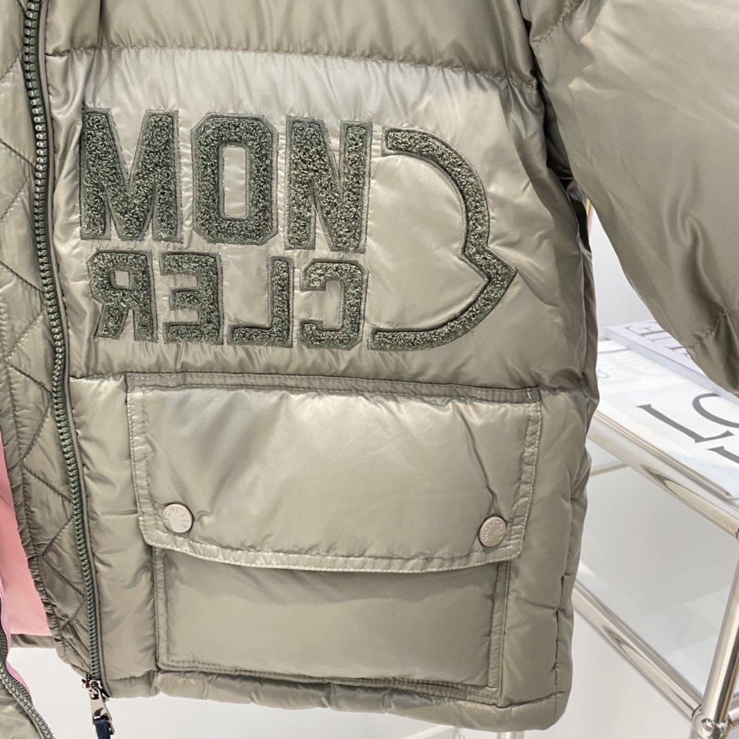 Moncler Contrast-Yoke Hooded Puffer Coat — detail