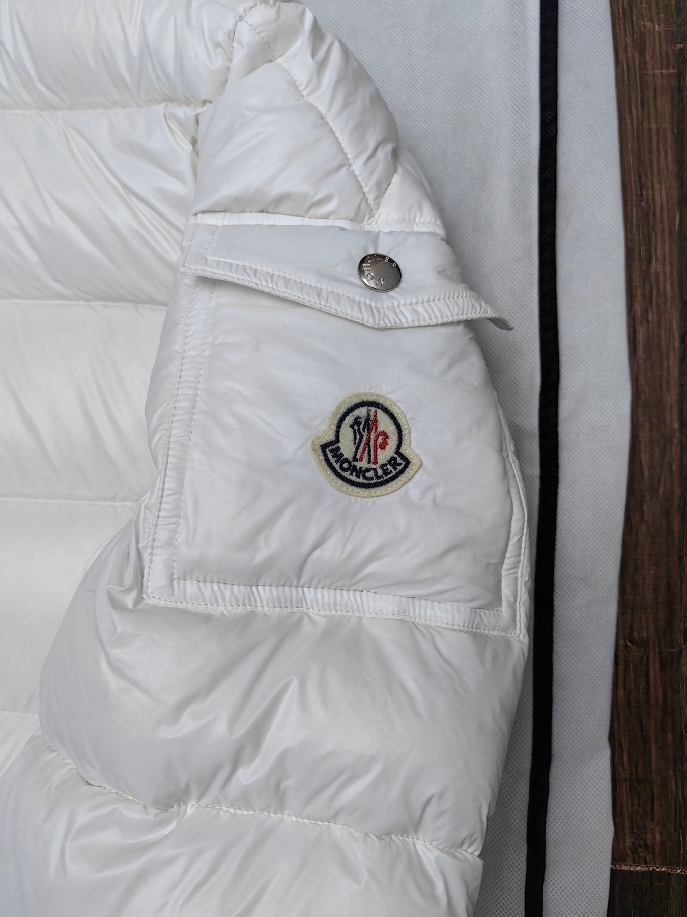 Moncler Hooded Contrast-Trim Short Puffer Coat — detail