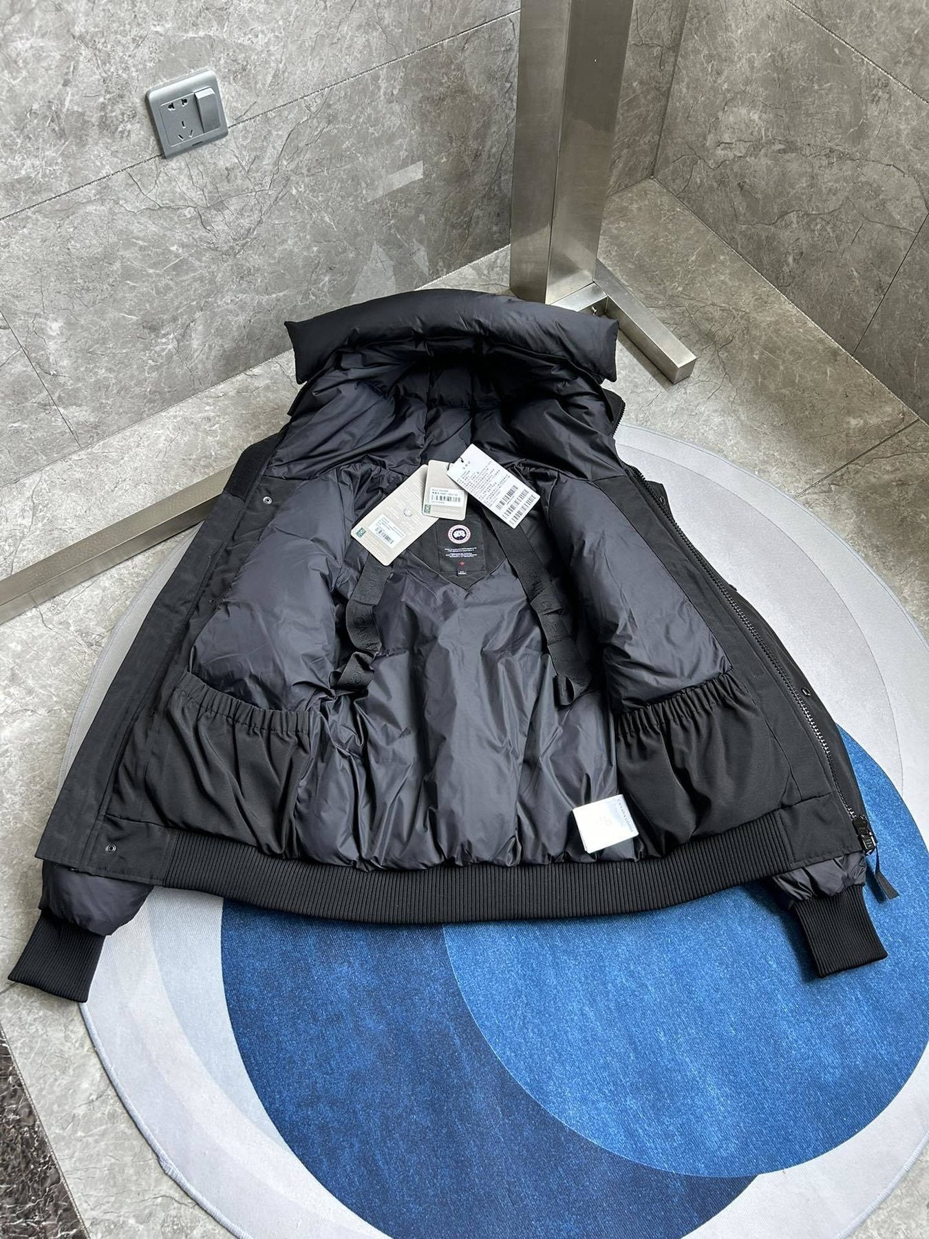 Canada Goose Men’s Hooded Puffer Jacket — hang_tag