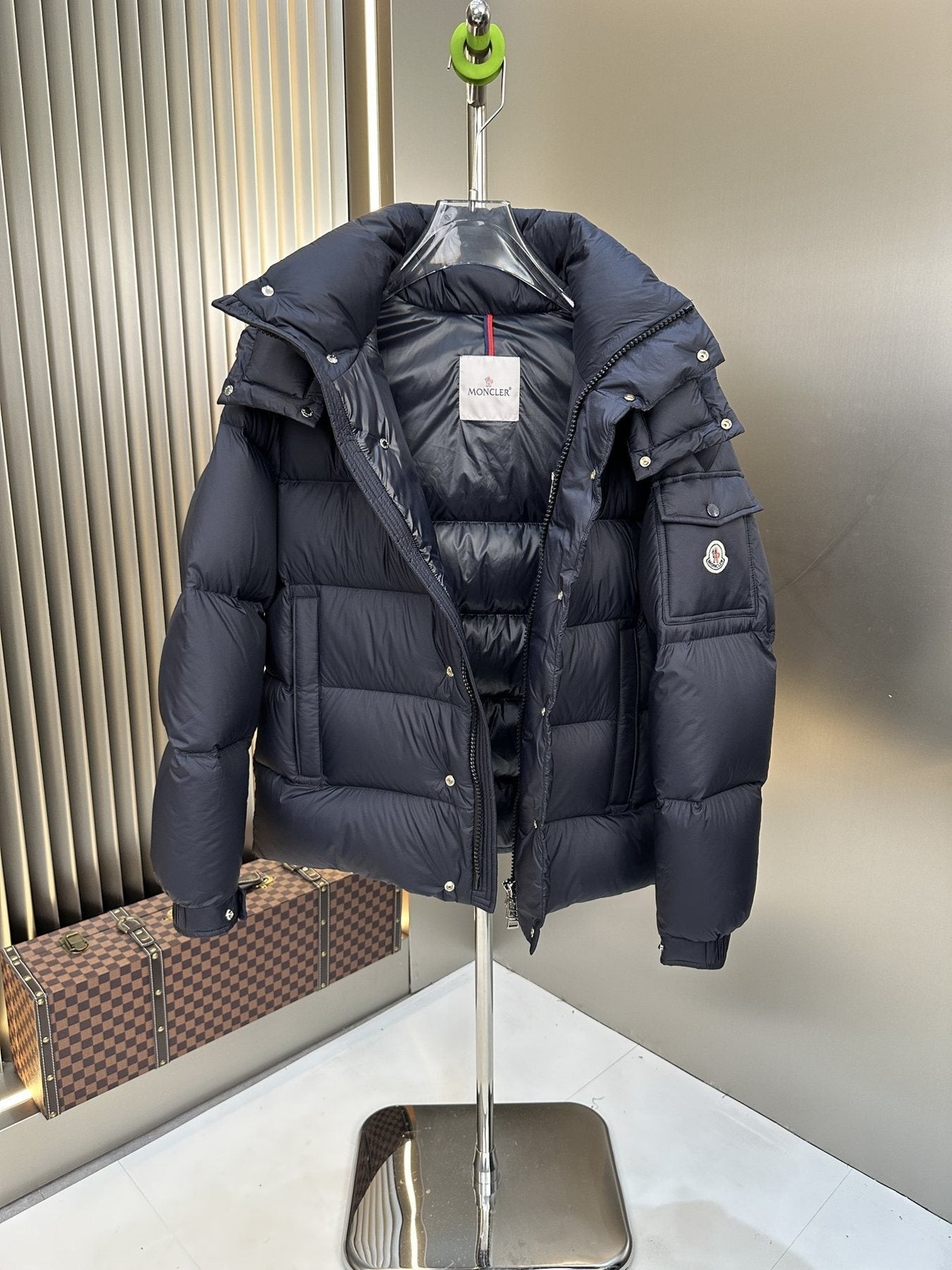 Men Moncler coat Black Hooded Quilted Puffer Jacket — hang_tag