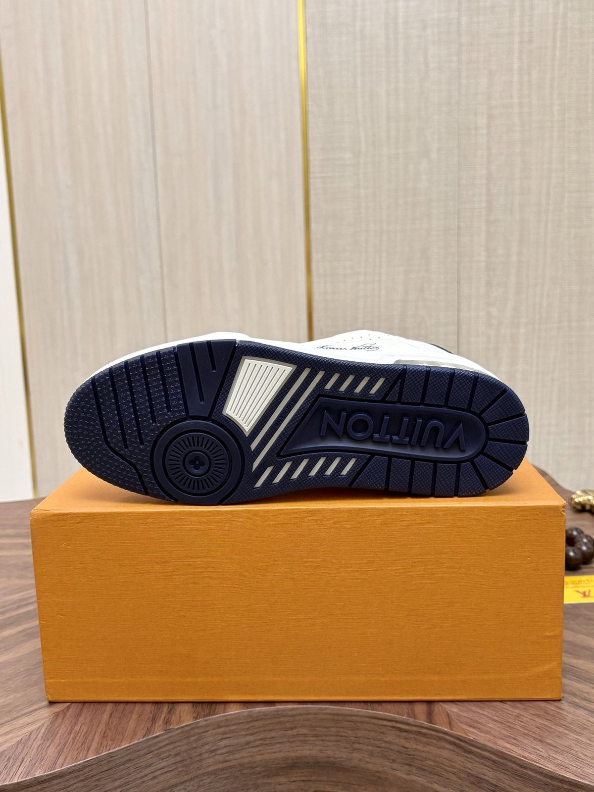 Louis Vuitton White & Navy Low-Top Sneakers — detail