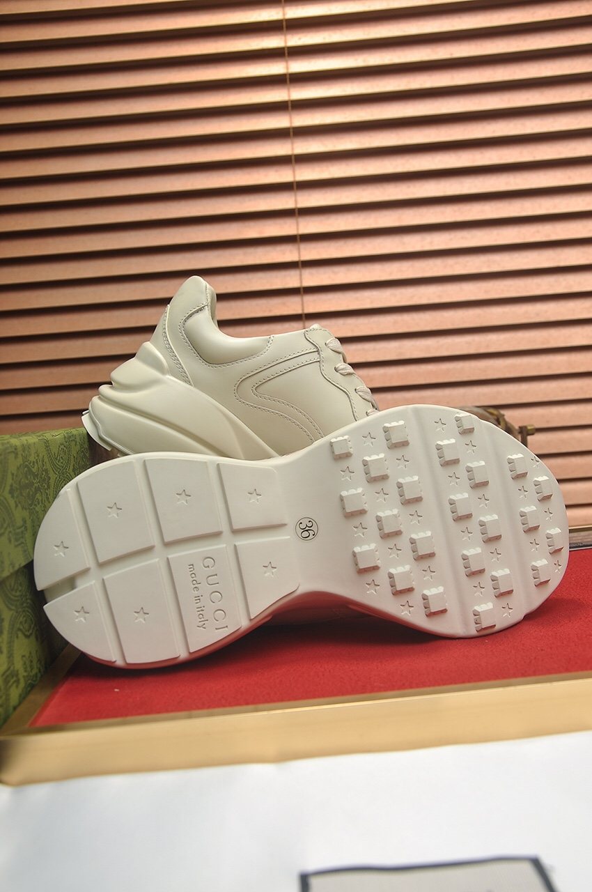 Gucci Cream Graphic Sneakers — detail