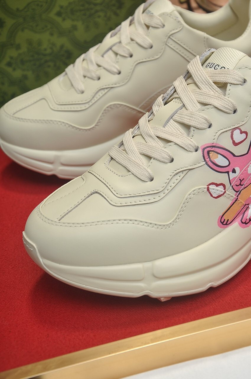 Gucci Cream Graphic Sneakers — detail