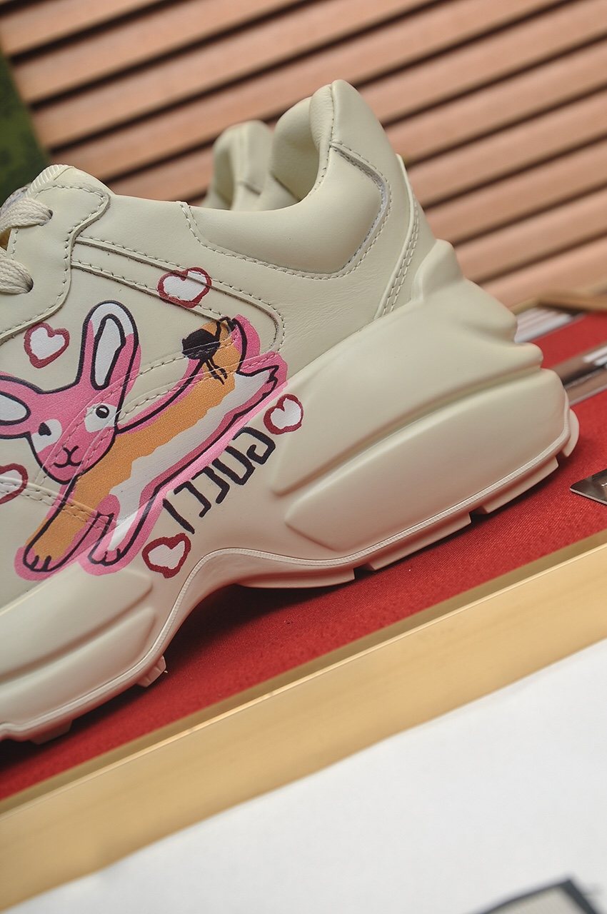 Gucci Cream Graphic Sneakers — detail