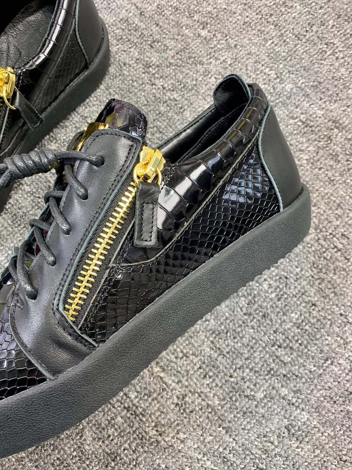 Giuseppe Zanotti Black Gold-Zip Low-Top Sneakers — detail