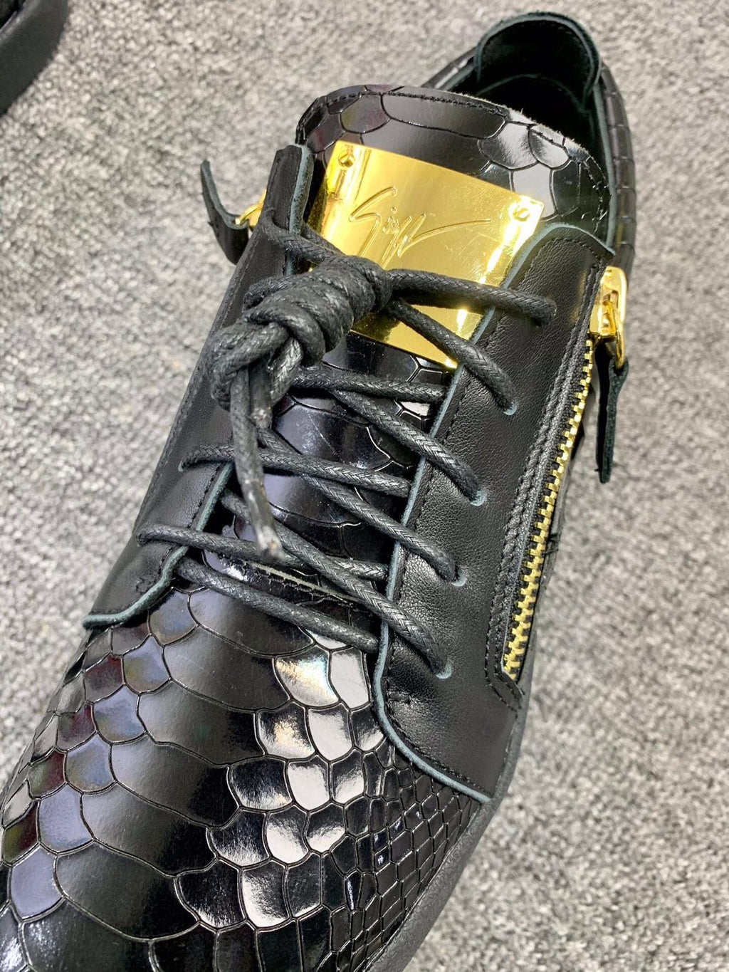 Giuseppe Zanotti Black Gold-Zip Low-Top Sneakers — detail