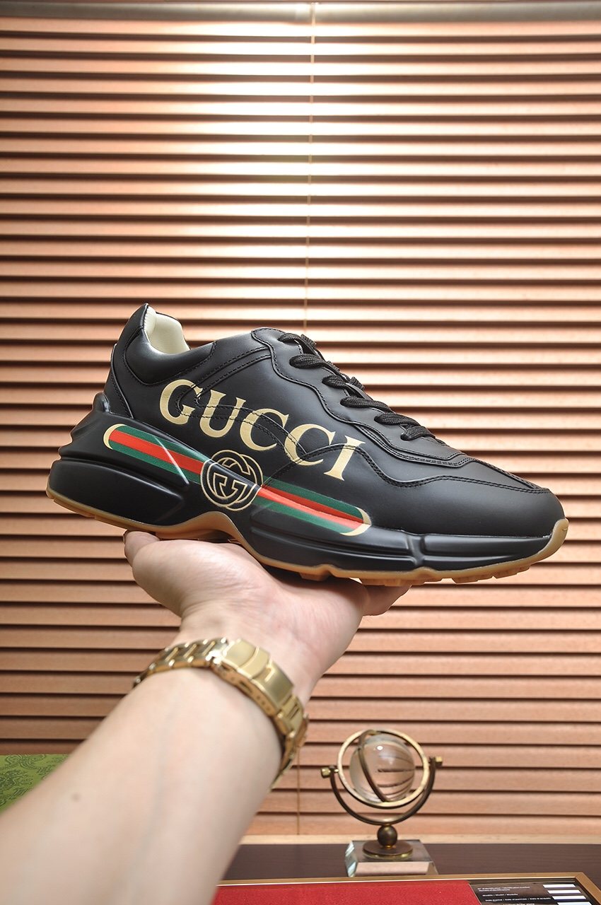 Gucci Logo Stripe Low-Top Sneakers — model