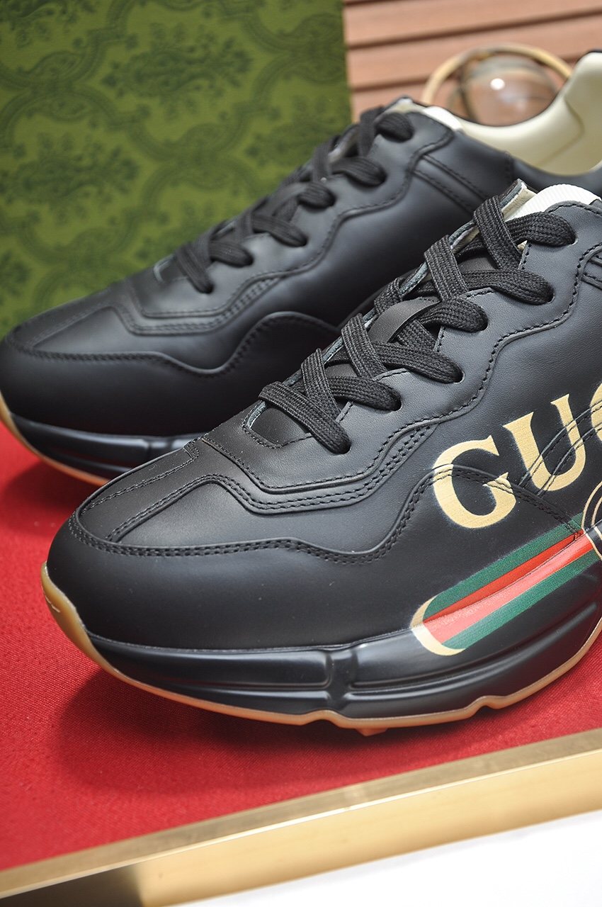 Gucci Logo Stripe Low-Top Sneakers — detail