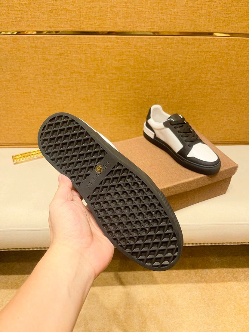 Black and White Stripe Low-Top Sneakers — detail