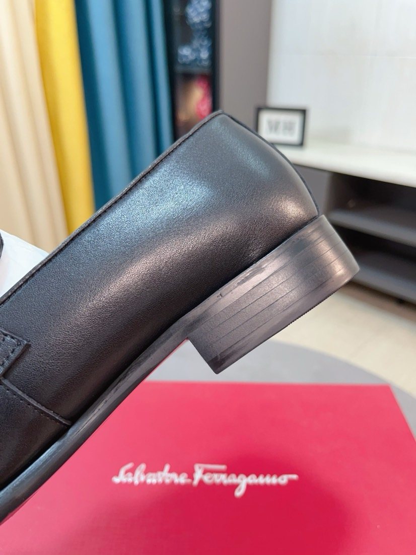 Ferragamo Black Ring-Detail Loafers — detail
