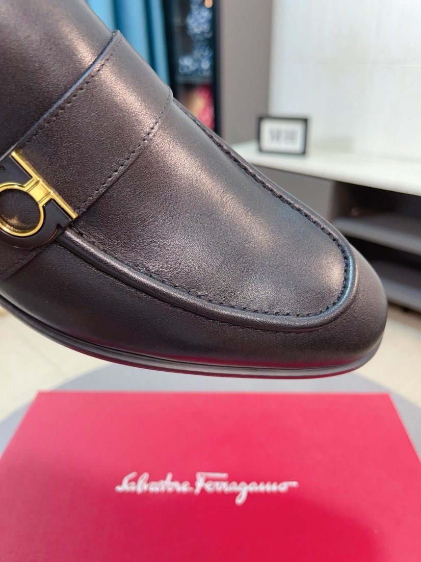 Ferragamo Black Ring-Detail Loafers — detail
