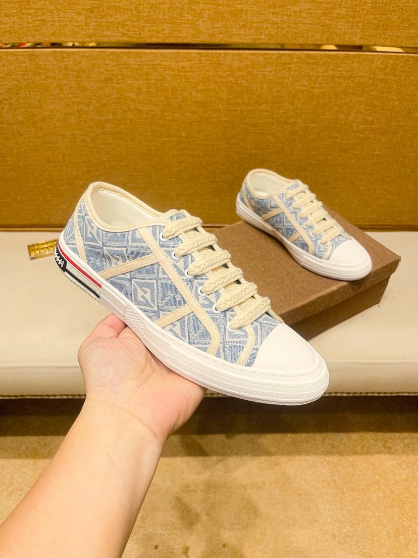Men’s Pale Blue Patterned Low-Top Sneakers — model