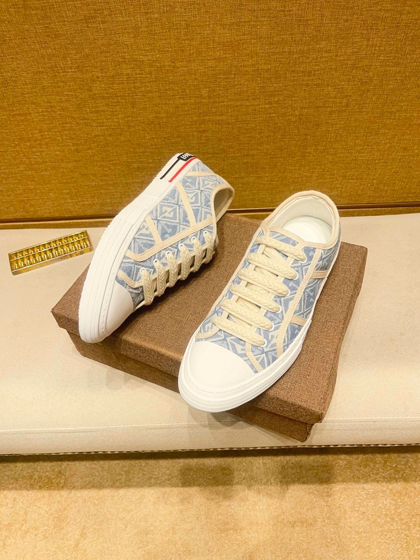 Men’s Pale Blue Patterned Low-Top Sneakers — hero