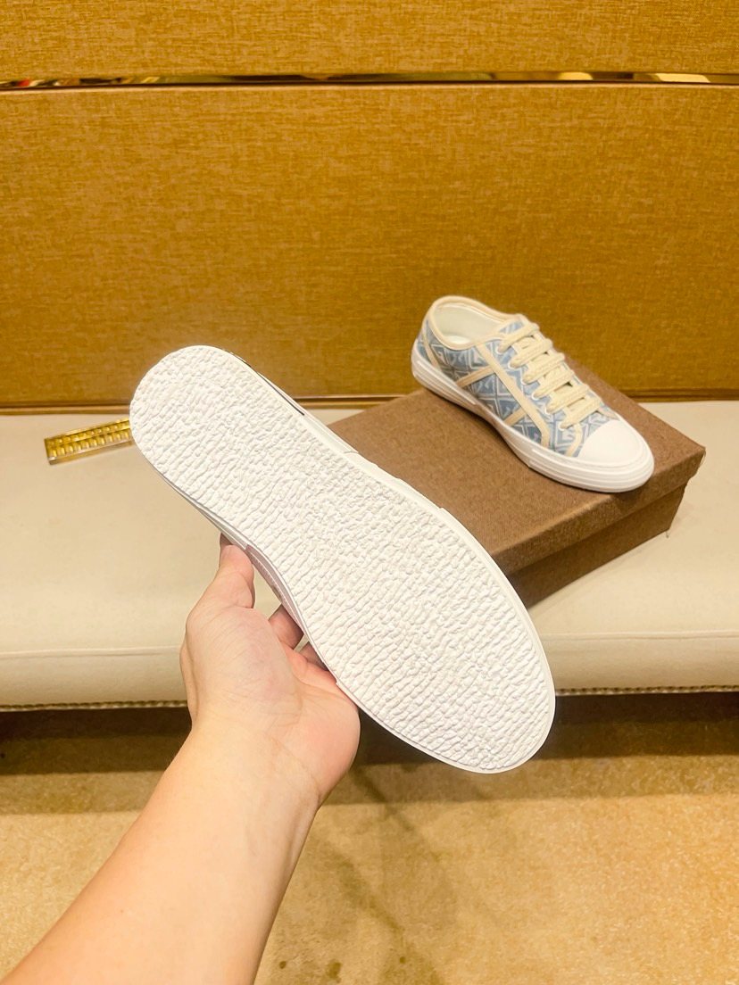 Men’s Pale Blue Patterned Low-Top Sneakers — model