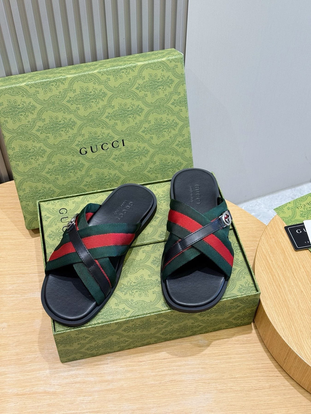 Gucci Green and Red Strap Sandals — front