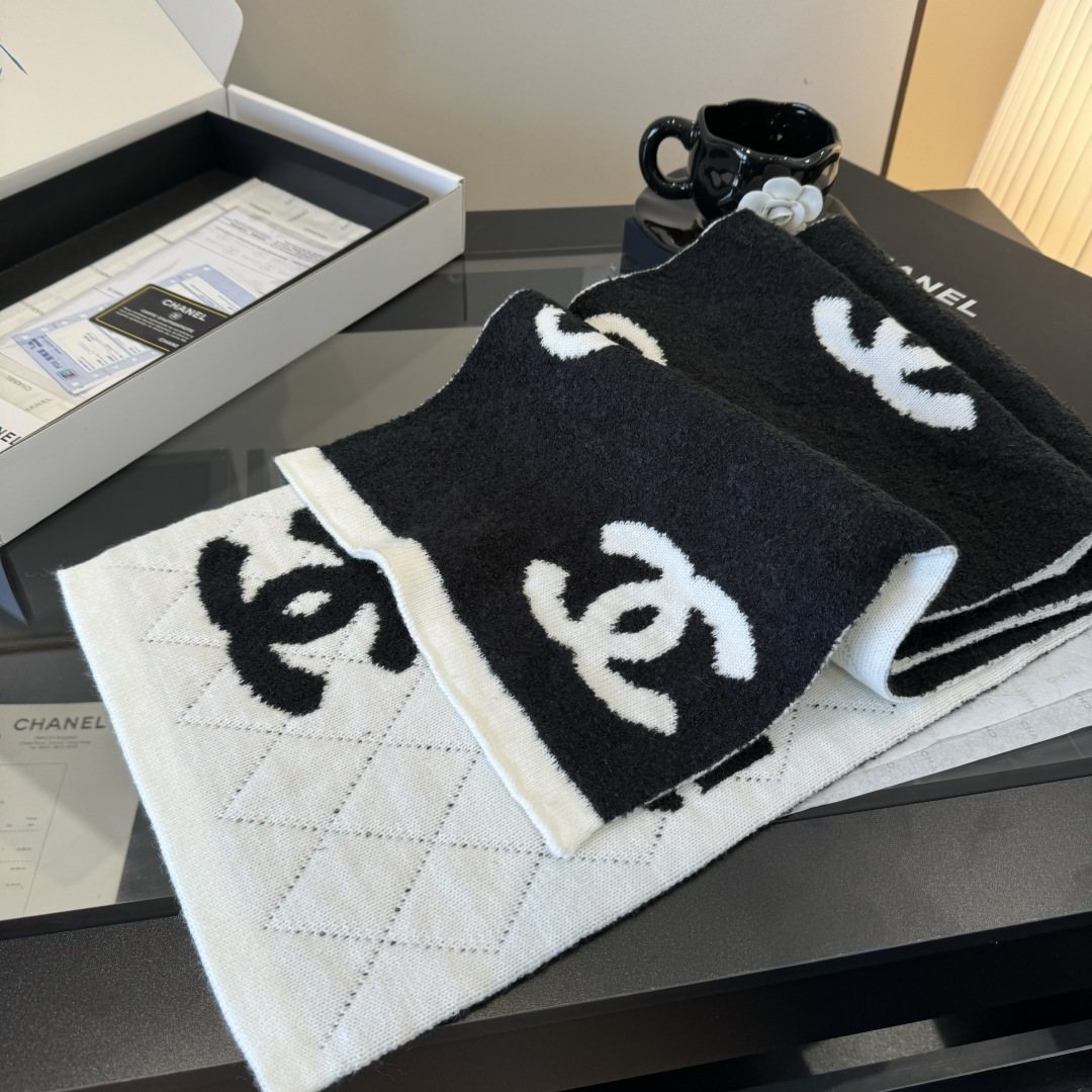 Chanel Logo Motif Knit Scarf — front