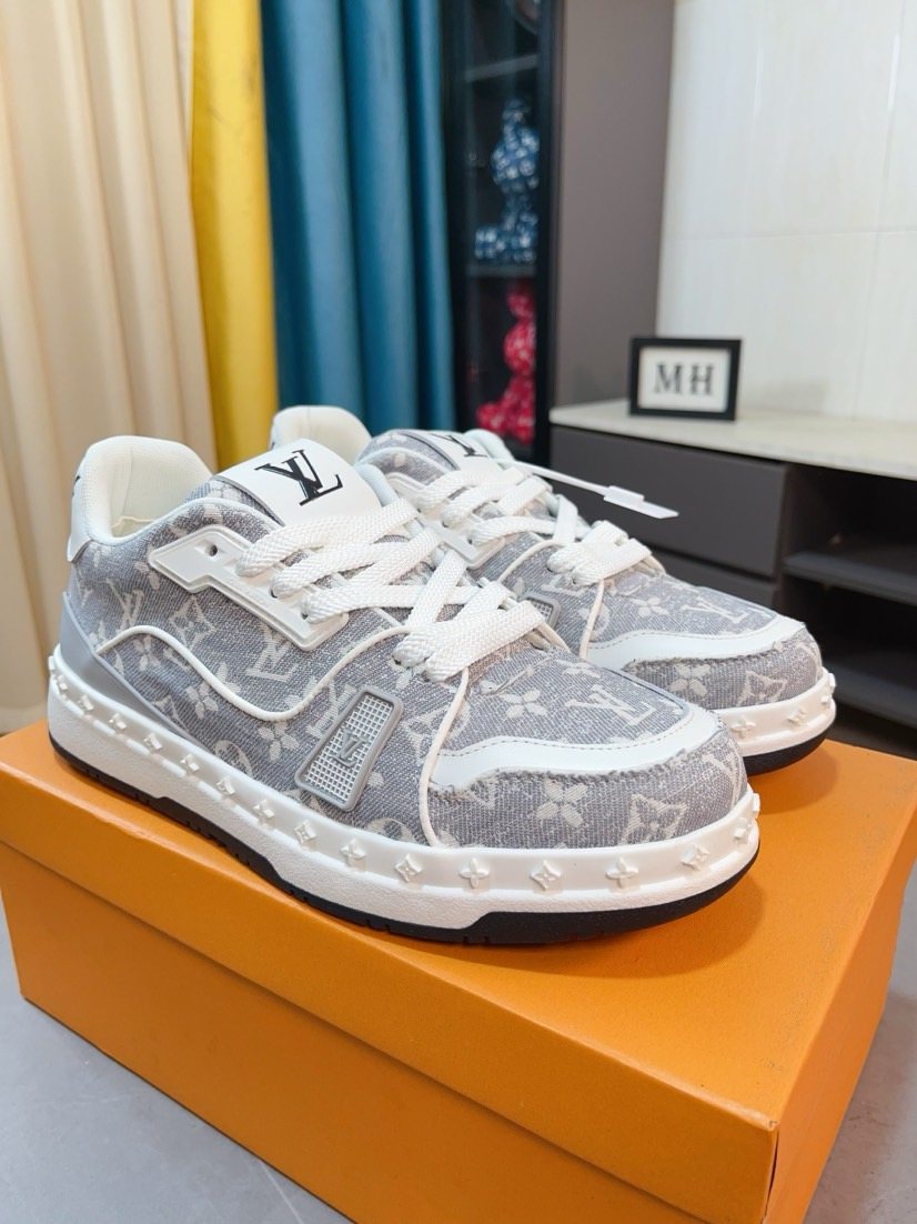 Louis Vuitton Patterned Low-Top Sneakers — front