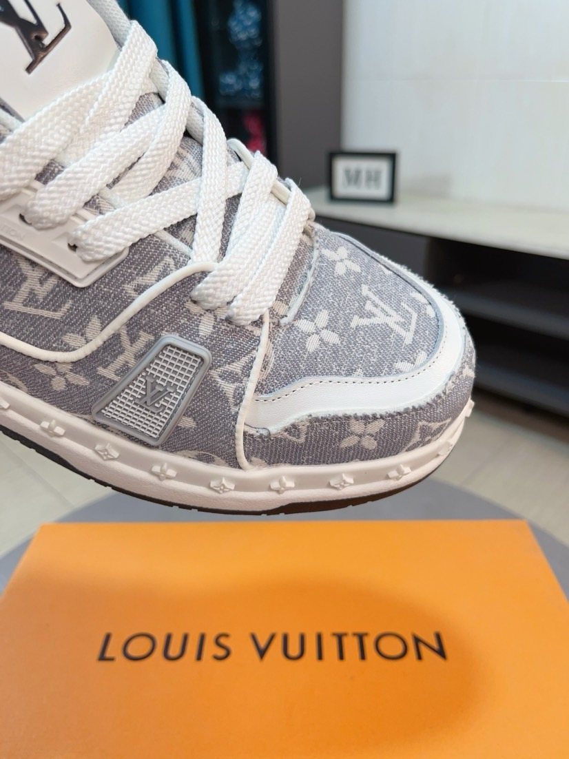 Louis Vuitton Patterned Low-Top Sneakers — detail