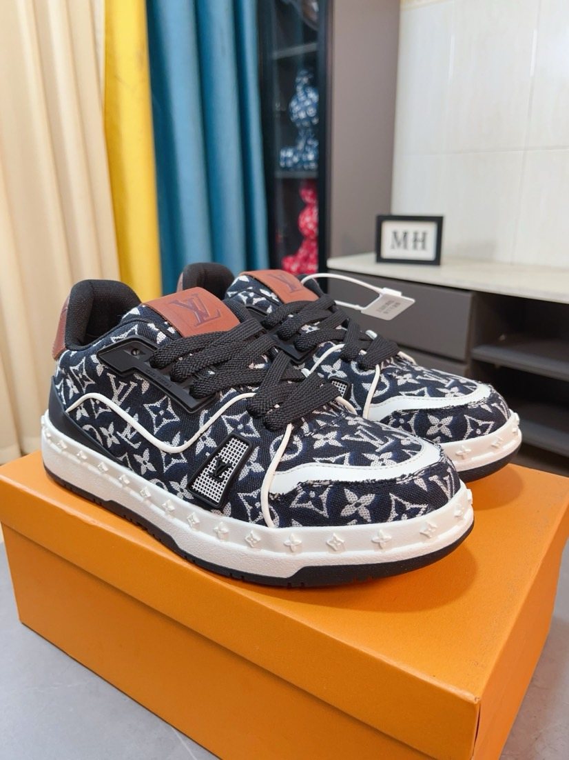 Louis Vuitton Patterned Low-Top Sneakers — front