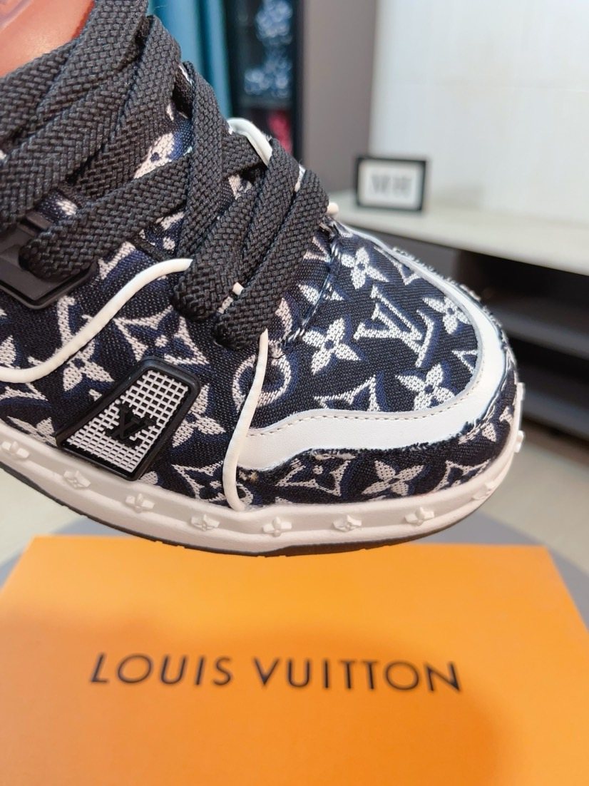 Louis Vuitton Patterned Low-Top Sneakers — detail