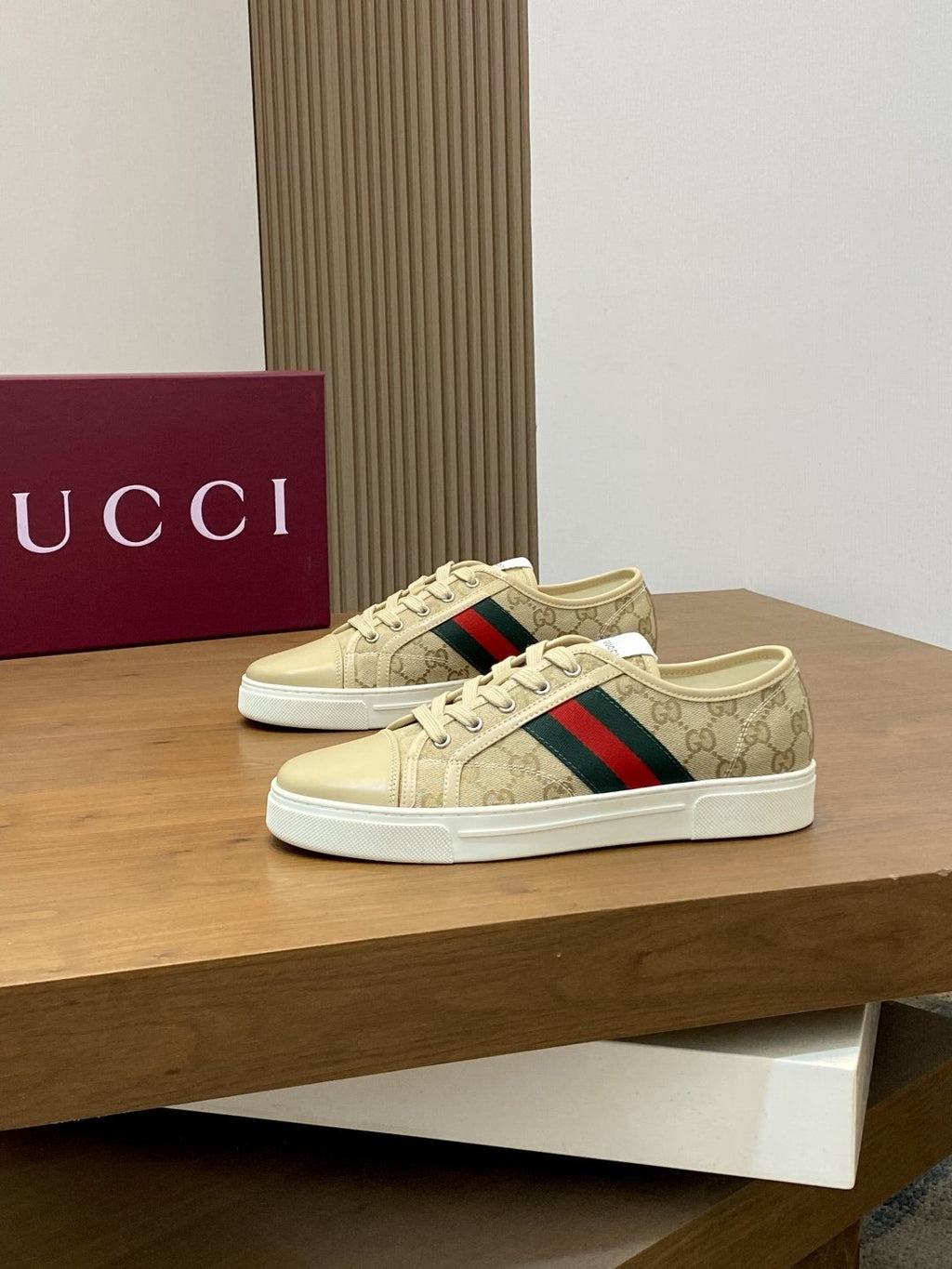 Gucci Green-Red Stripe Low-Top Sneakers — front