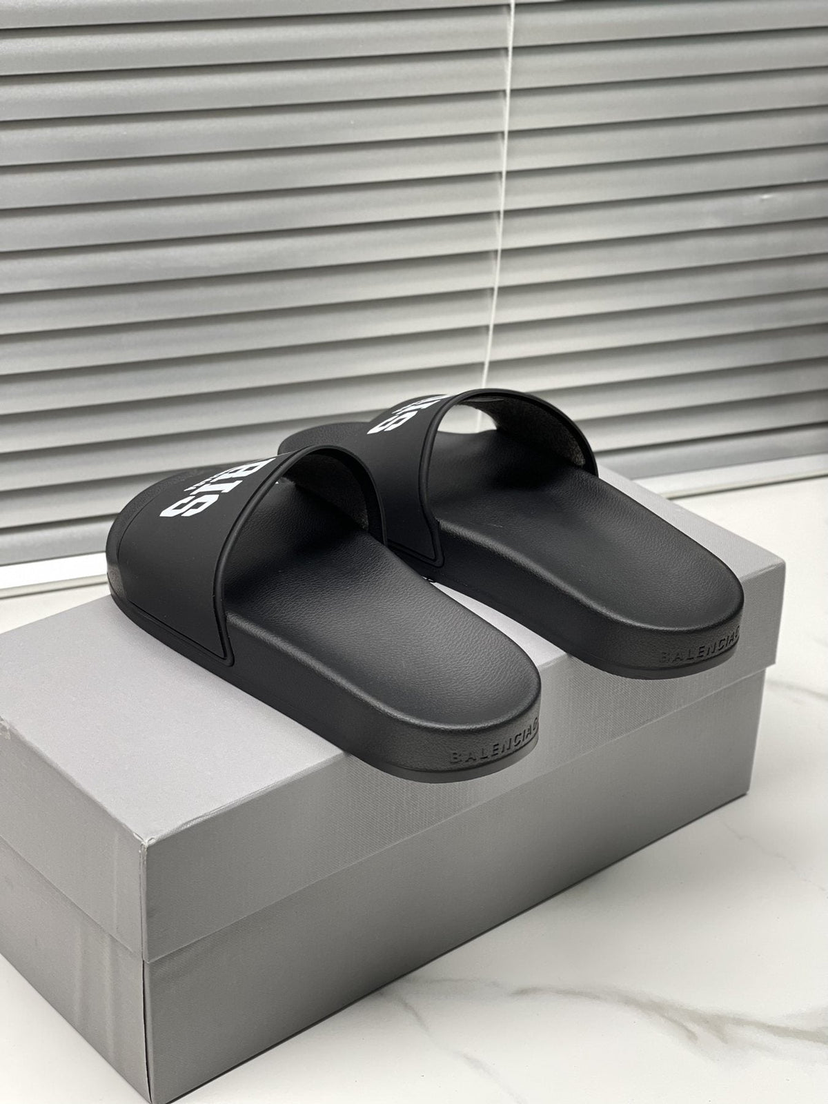 Balenciaga Contrast Lettered Slide Sandals — side