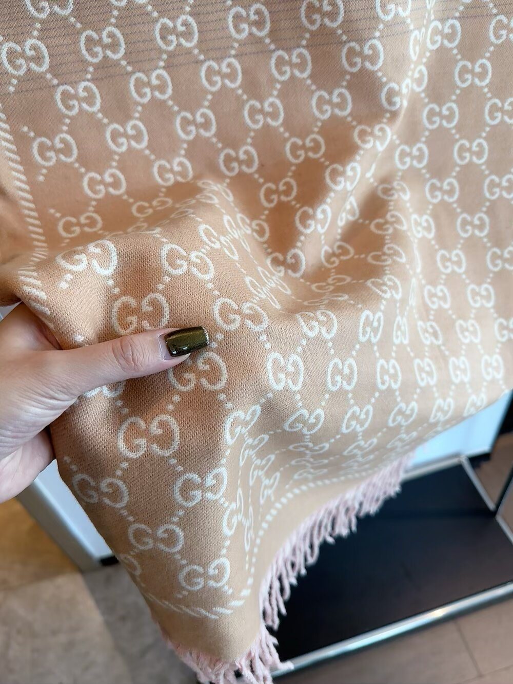 Gucci Two-Tone Fringed Jacquard Scarf — detail