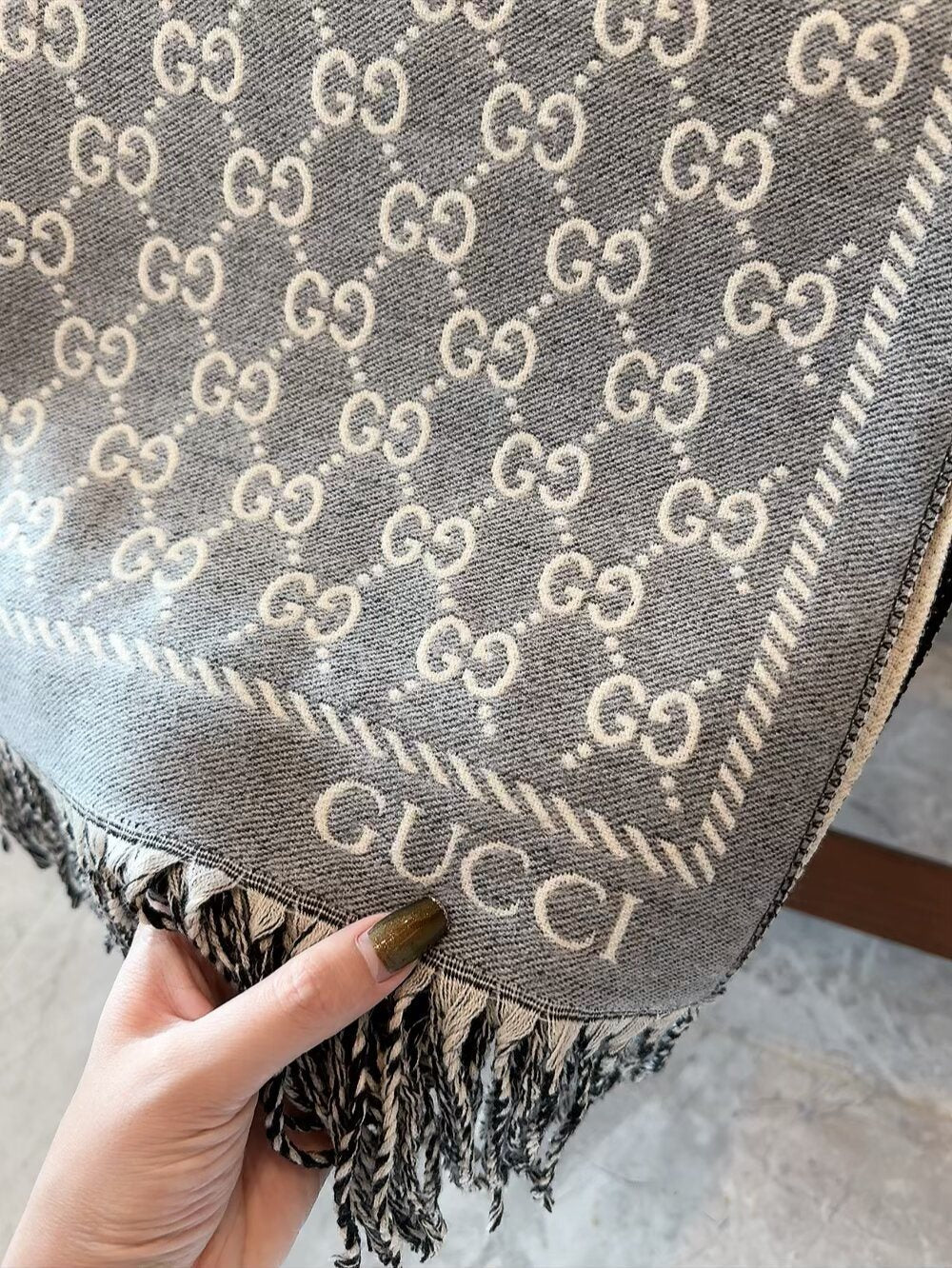 Gucci Two-Tone Fringed Jacquard Scarf — detail