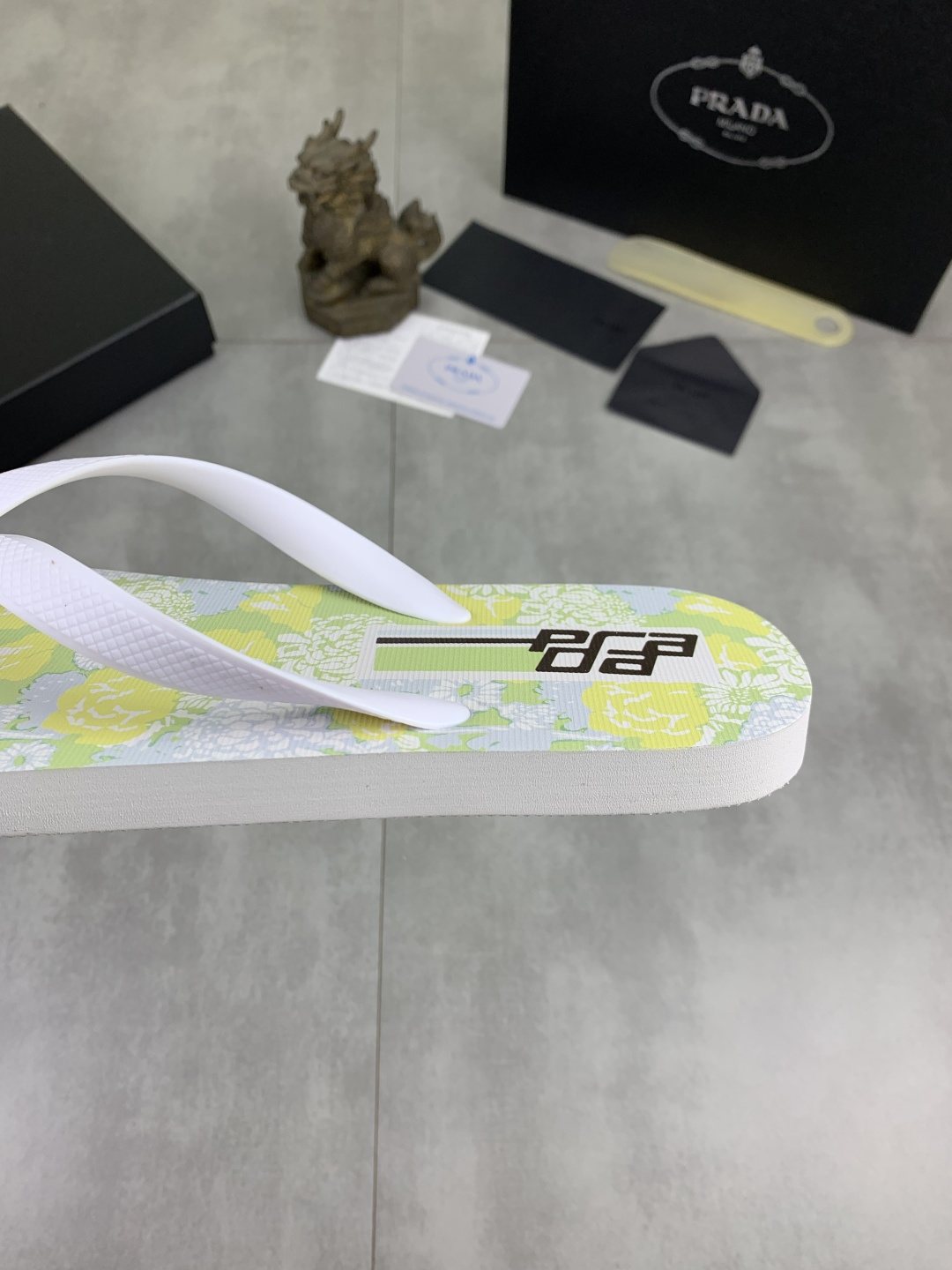 微商相册测试鞋子-Prada Floral Thong Flip-Flops — side