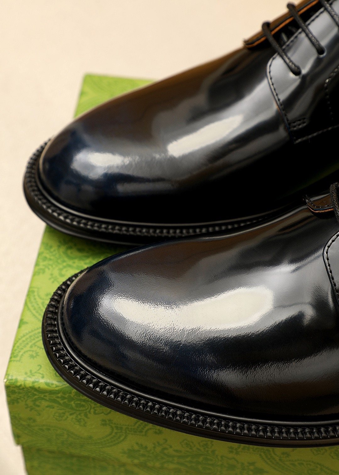 GUCCI Stripe Lace-Up Dress Shoes — detail