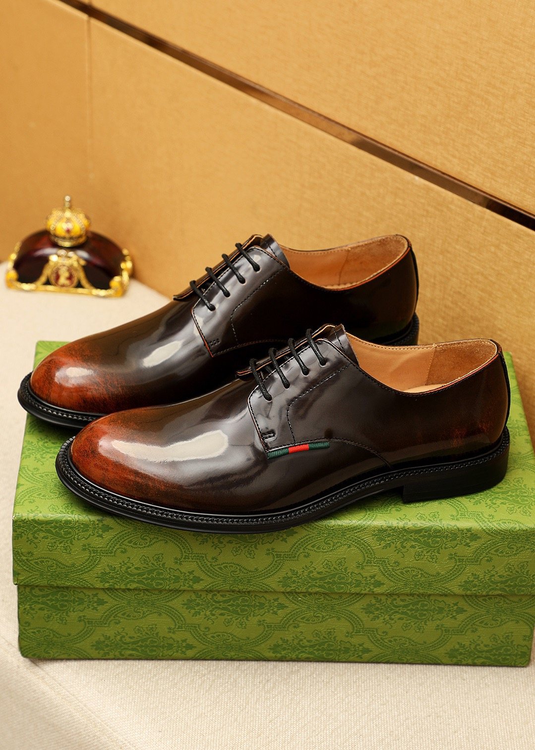 GUCCI Stripe Lace-Up Dress Shoes — model