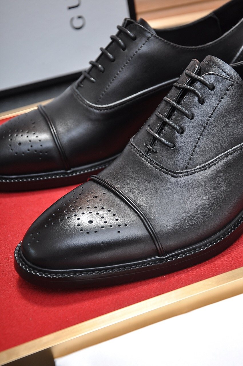 Gucci Closed-Lace Dress Shoes — detail