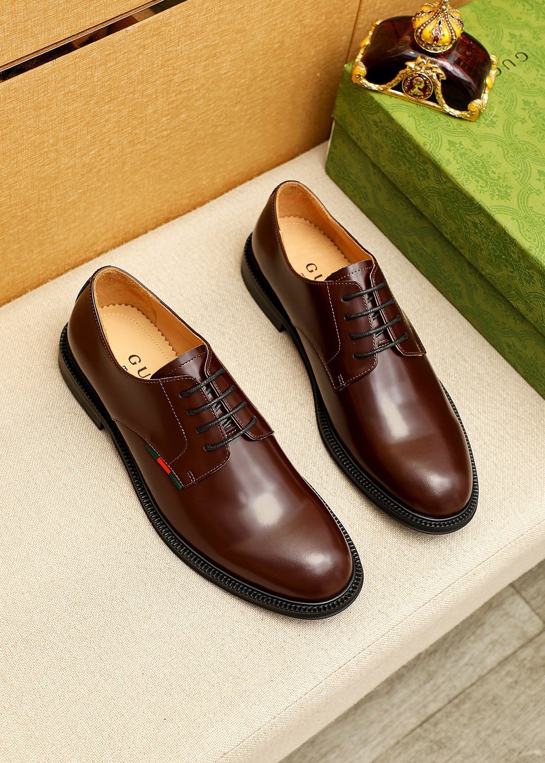 Gucci Stripe Lace-Up Dress Shoes — front