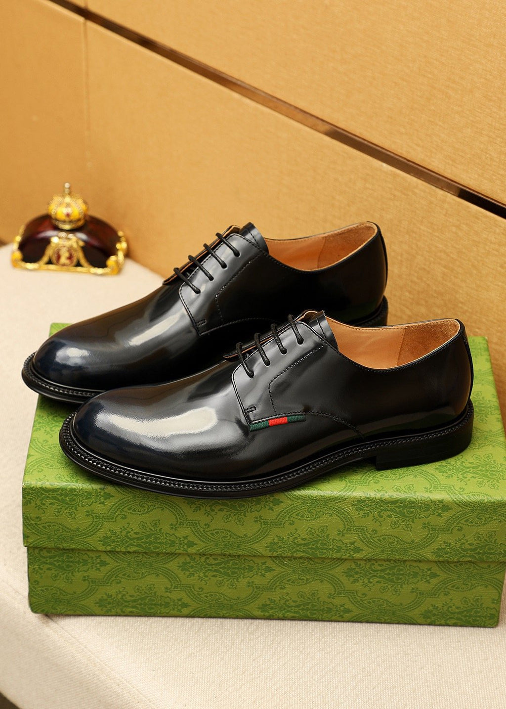 Gucci Stripe Lace-Up Dress Shoes — front