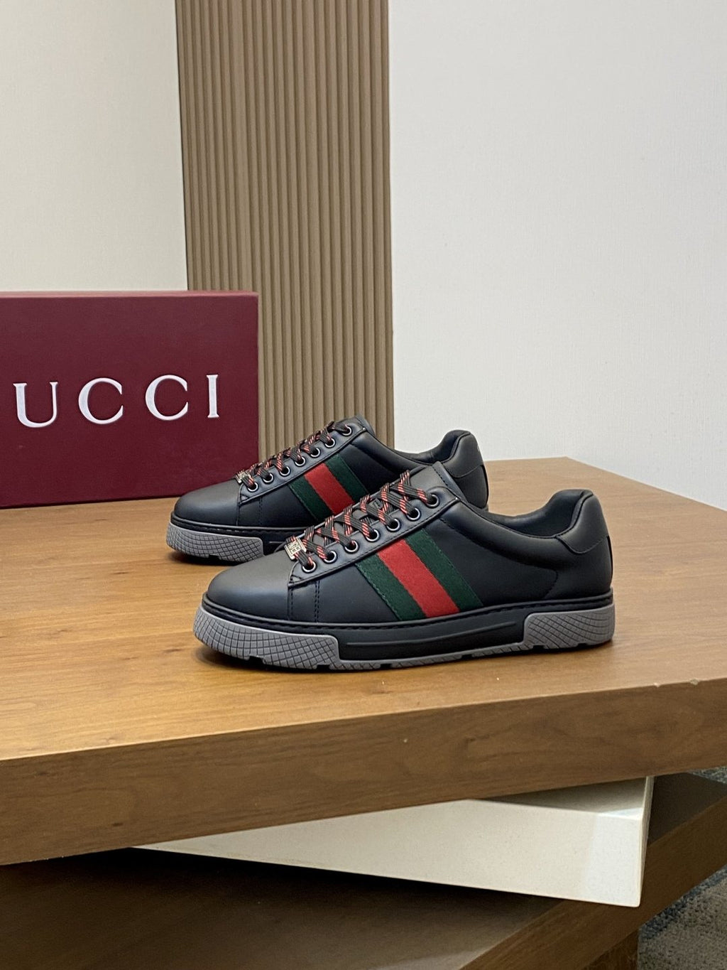 Gucci Stripe Low-Top Sneakers — front