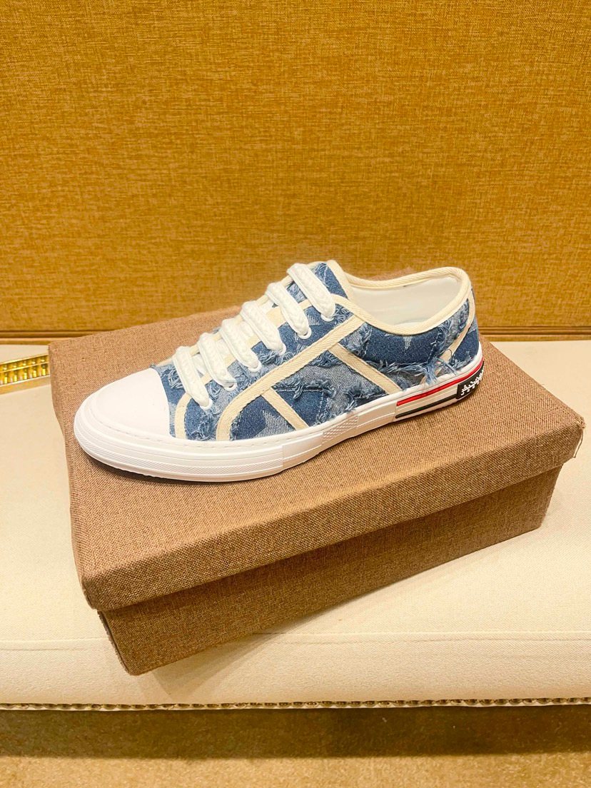 Star-Pattern High-Top Sneakers — model