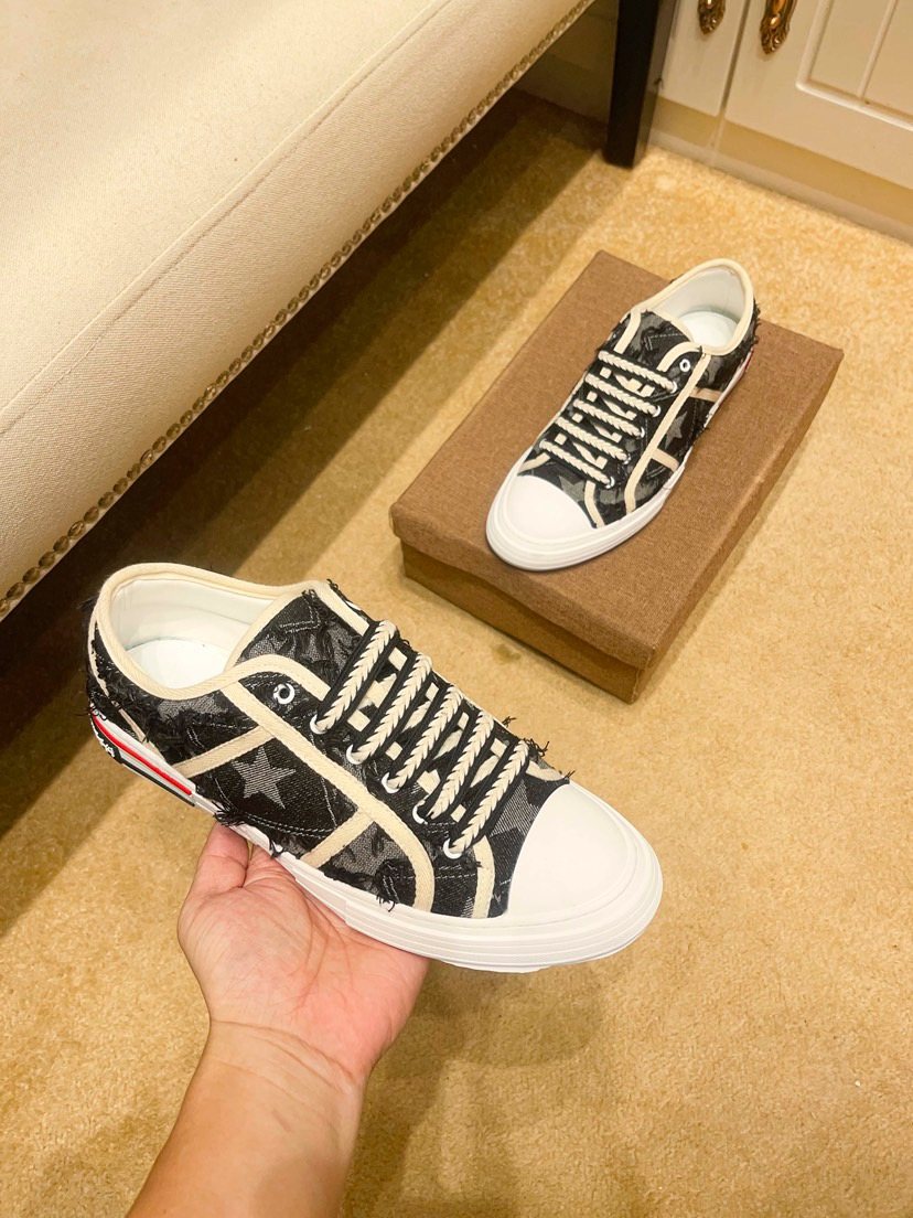 Star-Pattern High-Top Sneakers — model