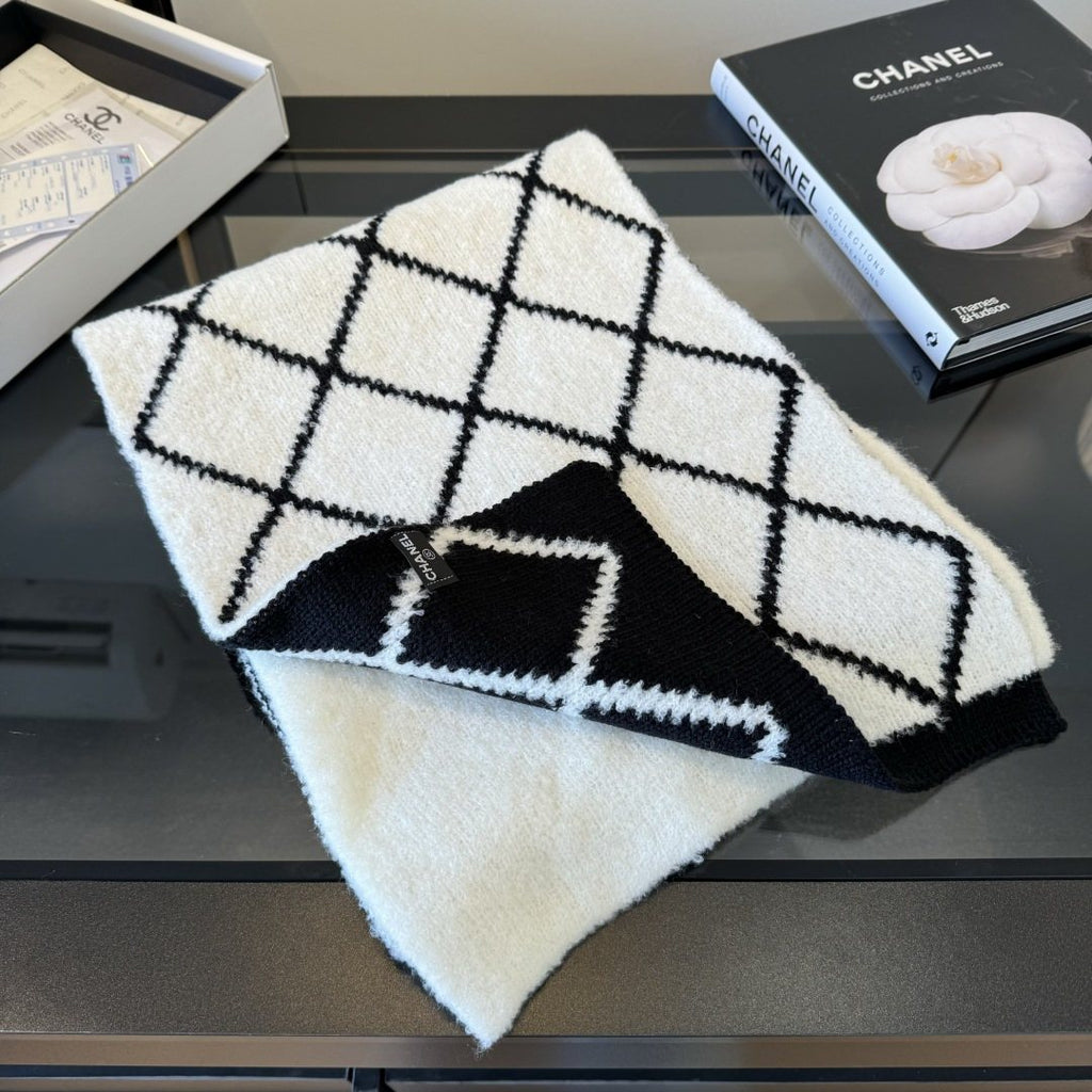 Chanel Reversible Ivory & Black Knit Scarf — detail