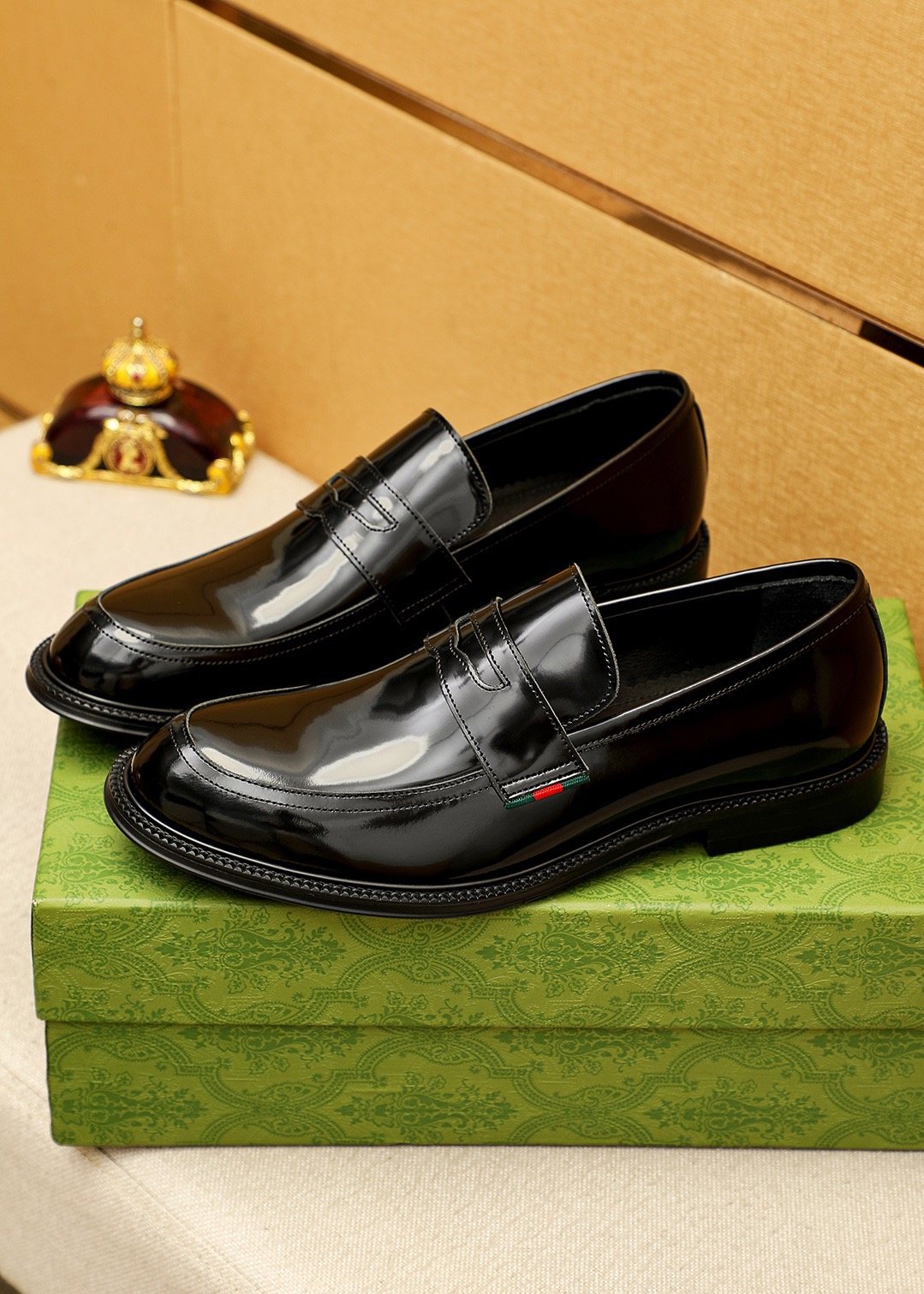 GUCCI Glossy Strap Loafers — model