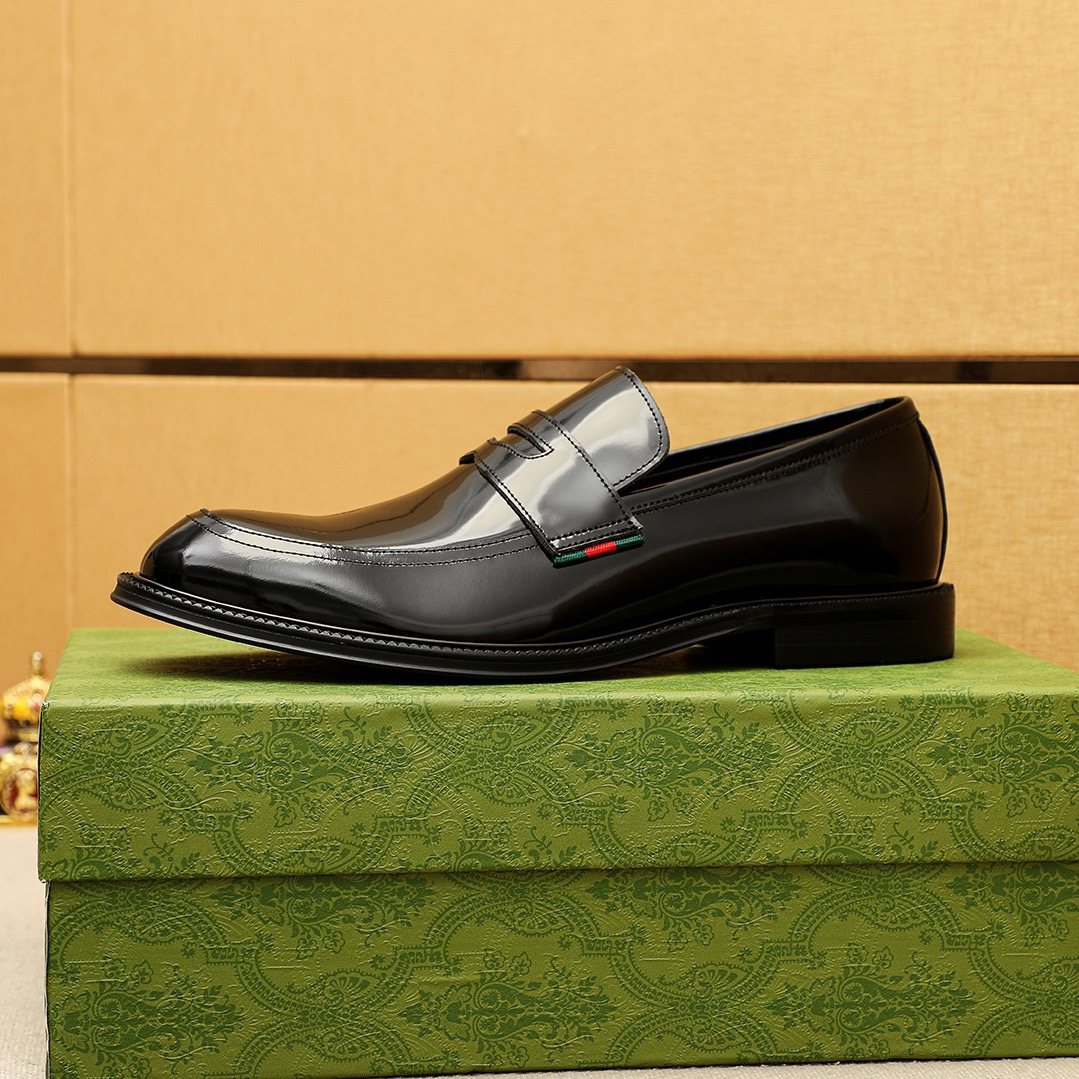 GUCCI Glossy Strap Loafers — detail