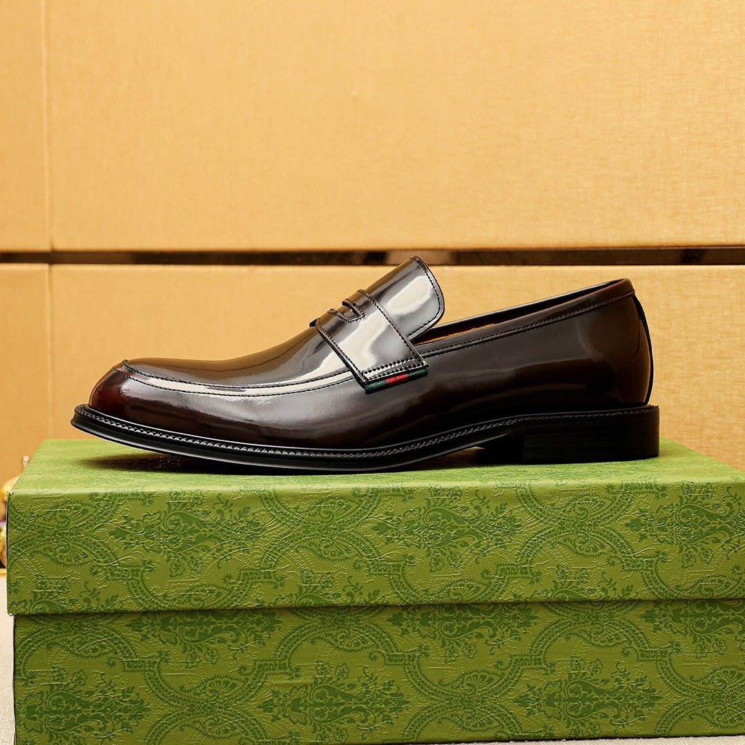 GUCCI Glossy Strap Loafers — side