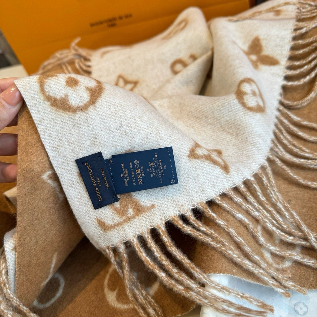 Louis Vuitton Fringed Wool Monogram Scarf — detail